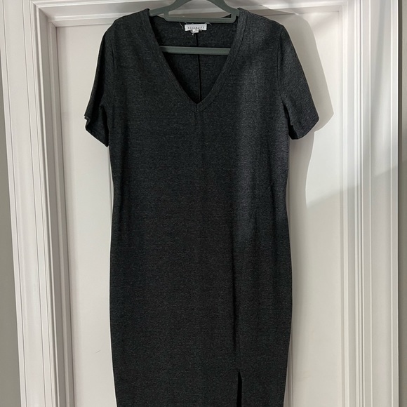 Gray, semi fitted, v neck, T-shirt dress, with side slit. - Picture 4 of 10